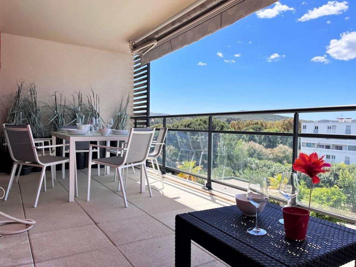 T2 Climatise Avec Grande Terrasse, Piscine Et Parking Privatif, Proche Et Commerces. - Fr-1-251-441 * Le Lavandou