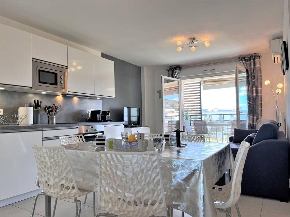 T2 Climatise Avec Grande Terrasse, Piscine Et Parking Privatif, Proche Et Commerces. - Fr-1-251-441 * Le Lavandou