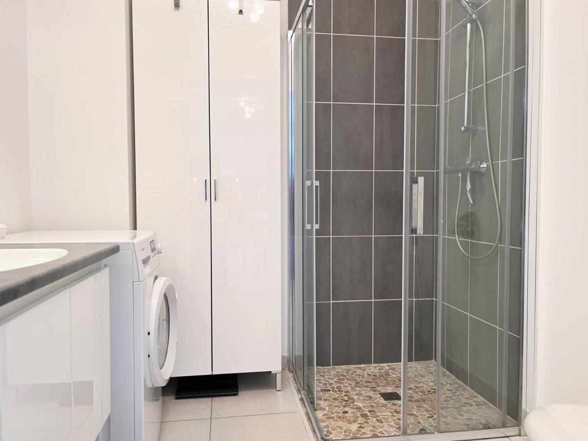 T2 Climatise Avec Grande Terrasse, Piscine Et Parking Privatif, Proche Et Commerces. - Fr-1-251-441 *
