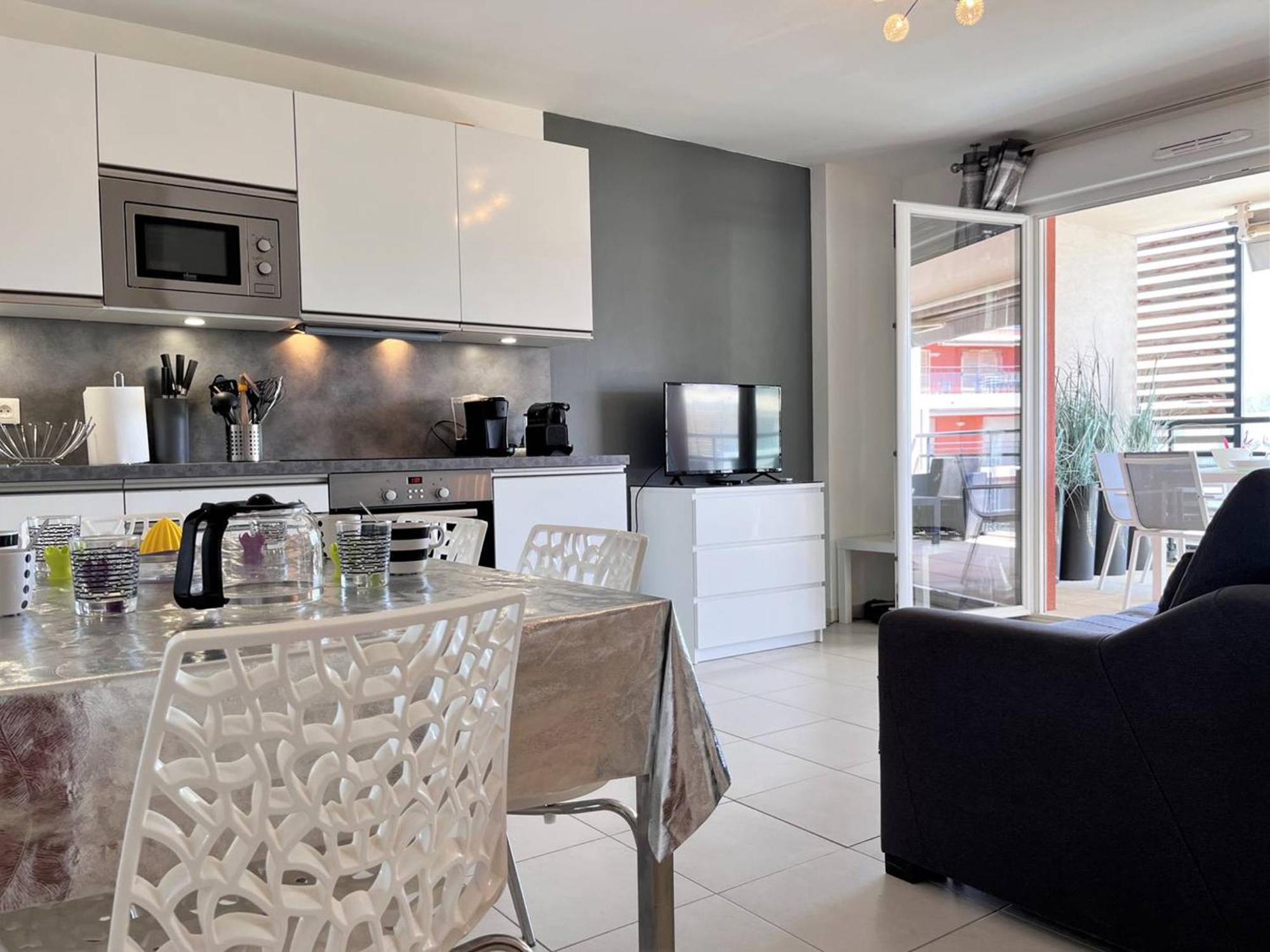 T2 Climatise Avec Grande Terrasse, Piscine Et Parking Privatif, Proche Et Commerces. - Fr-1-251-441 *