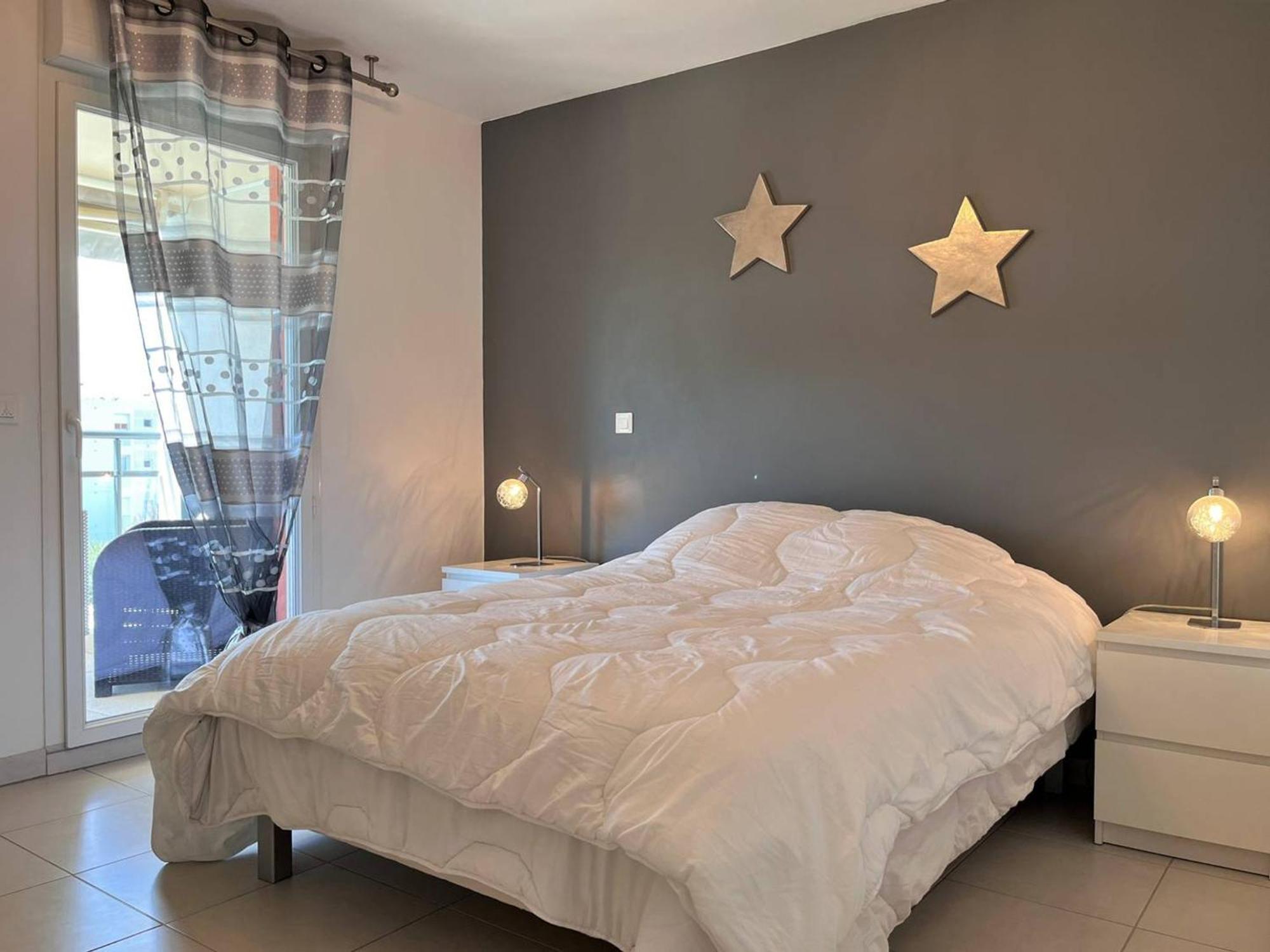 Appartement T2 Climatise Avec Grande Terrasse, Piscine Et Parking Privatif, Proche Et Commerces. - Fr-1-251-441